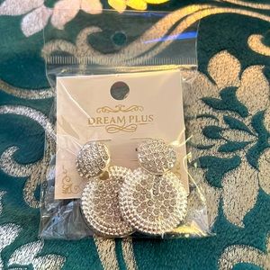 Selling a pair of Dream Plus earrings. Very pretty.